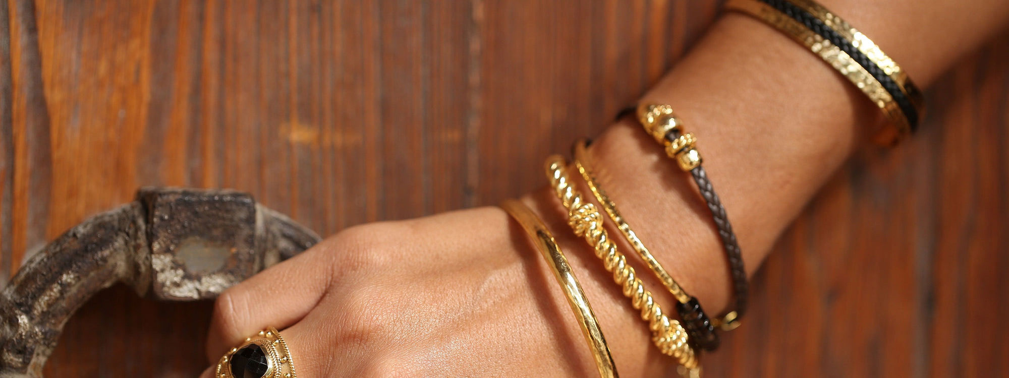 Schöne Armbänder, Armketten und Armspangen für Frauen in Gold, Silber und Stoff