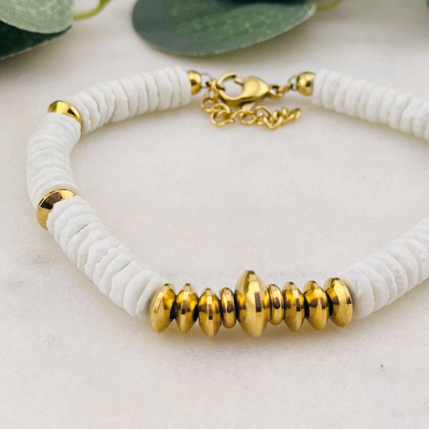 Armband hellbau weissen Steinkrallen und Goldperlen Catea