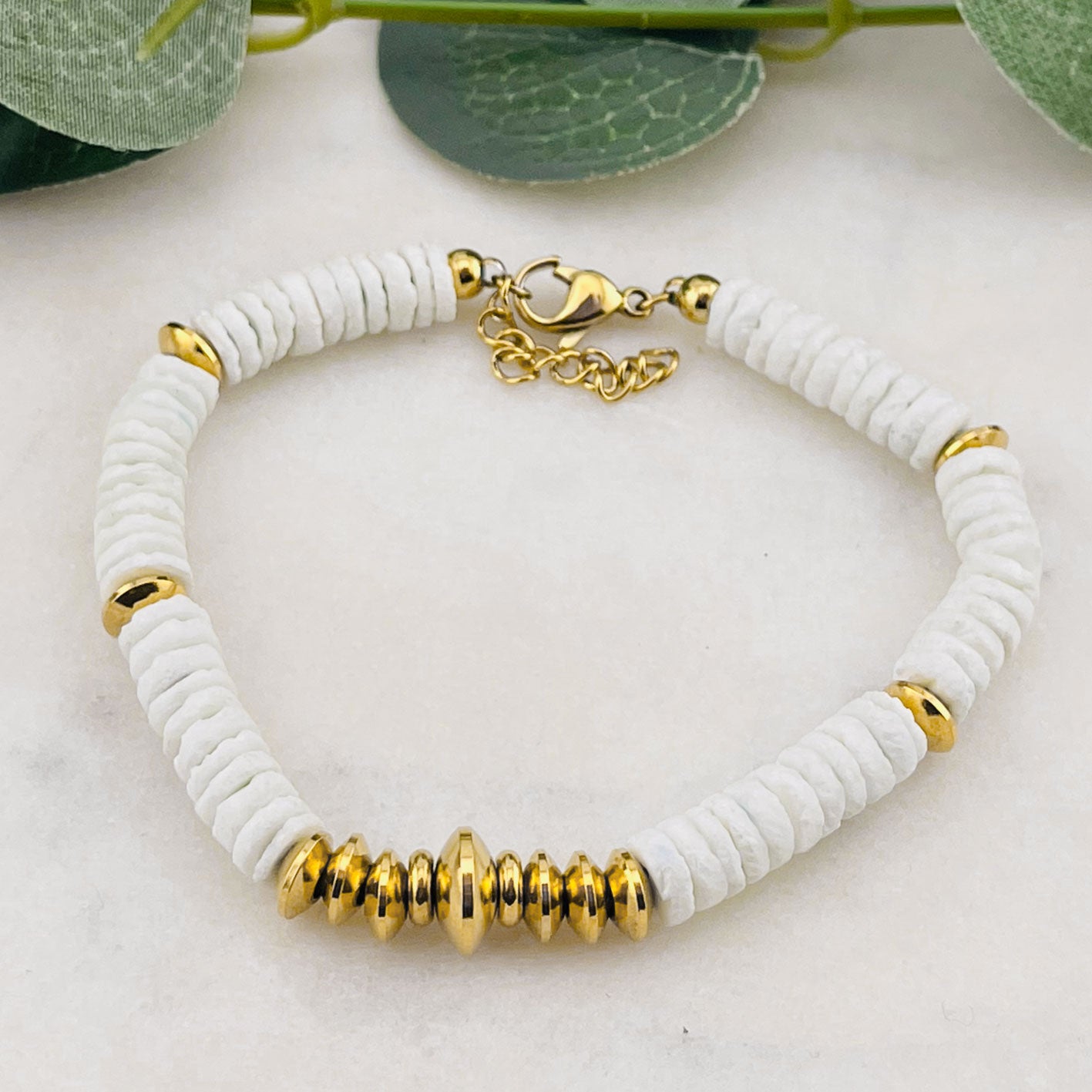 Armband hellbau weissen Steinkrallen und Goldperlen Catea