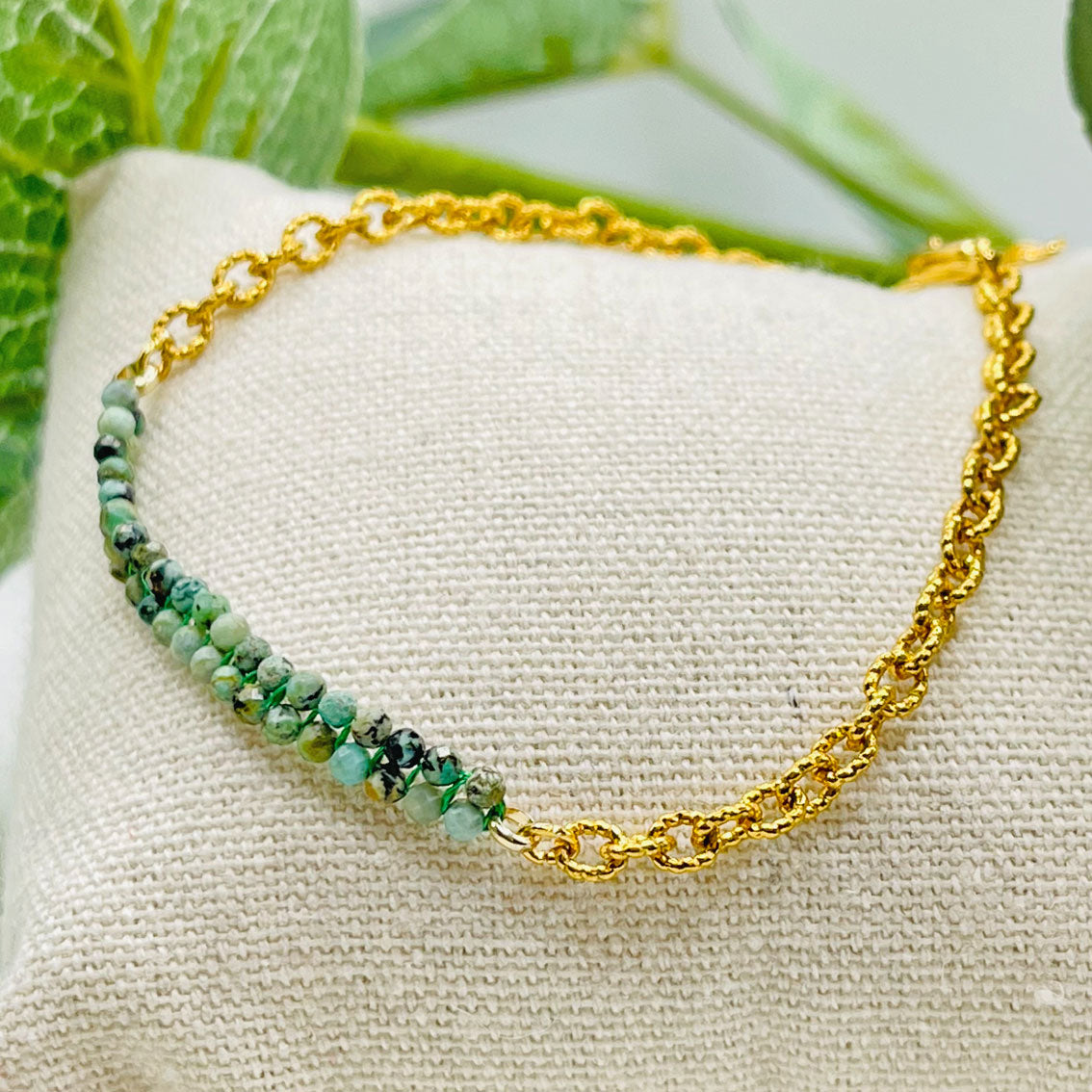 Goldenes Armkettchen mit grünen Steinen Bairo Mosnay