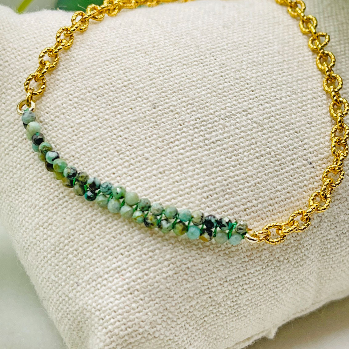 Goldenes Armkettchen mit grünen Steinen Bairo Mosnay