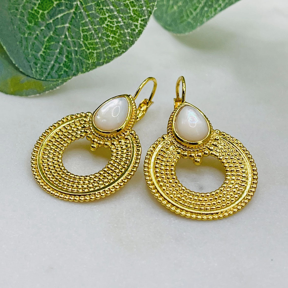 Boho Goldohrringe mit Reifenanhänger und Perlmutt Pink Sand Lavinois