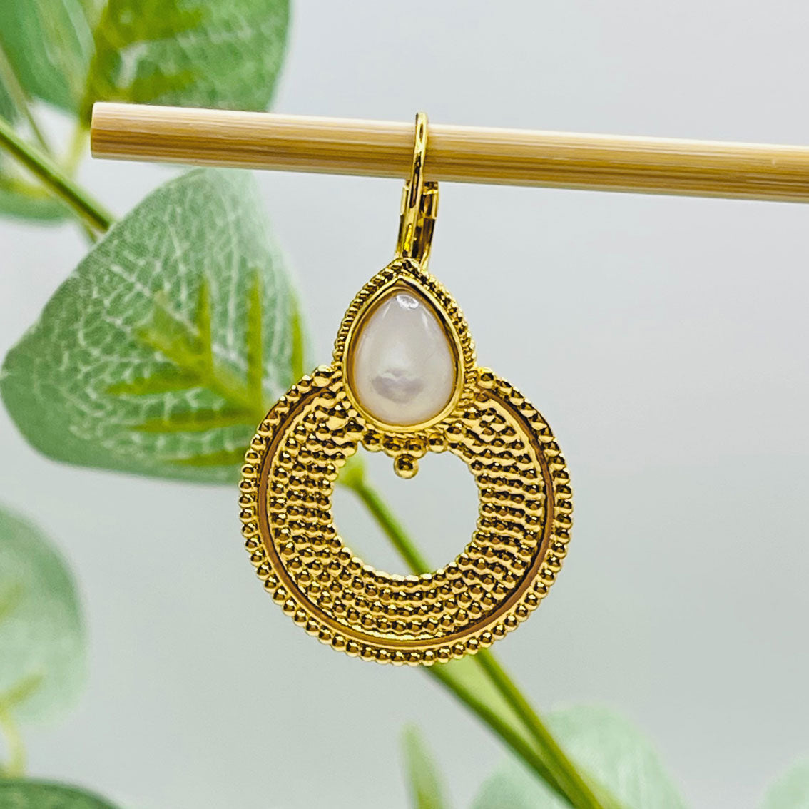 Boho Goldohrringe mit Reifenanhänger und Perlmutt Pink Sand Lavinois