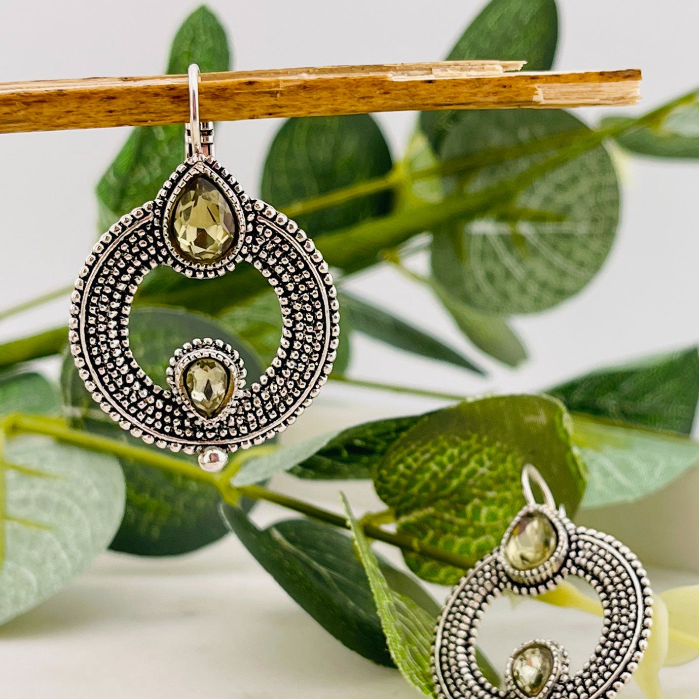 Boho Ohrhaenger Silber mit grünem Swarovski-Stein Ariane