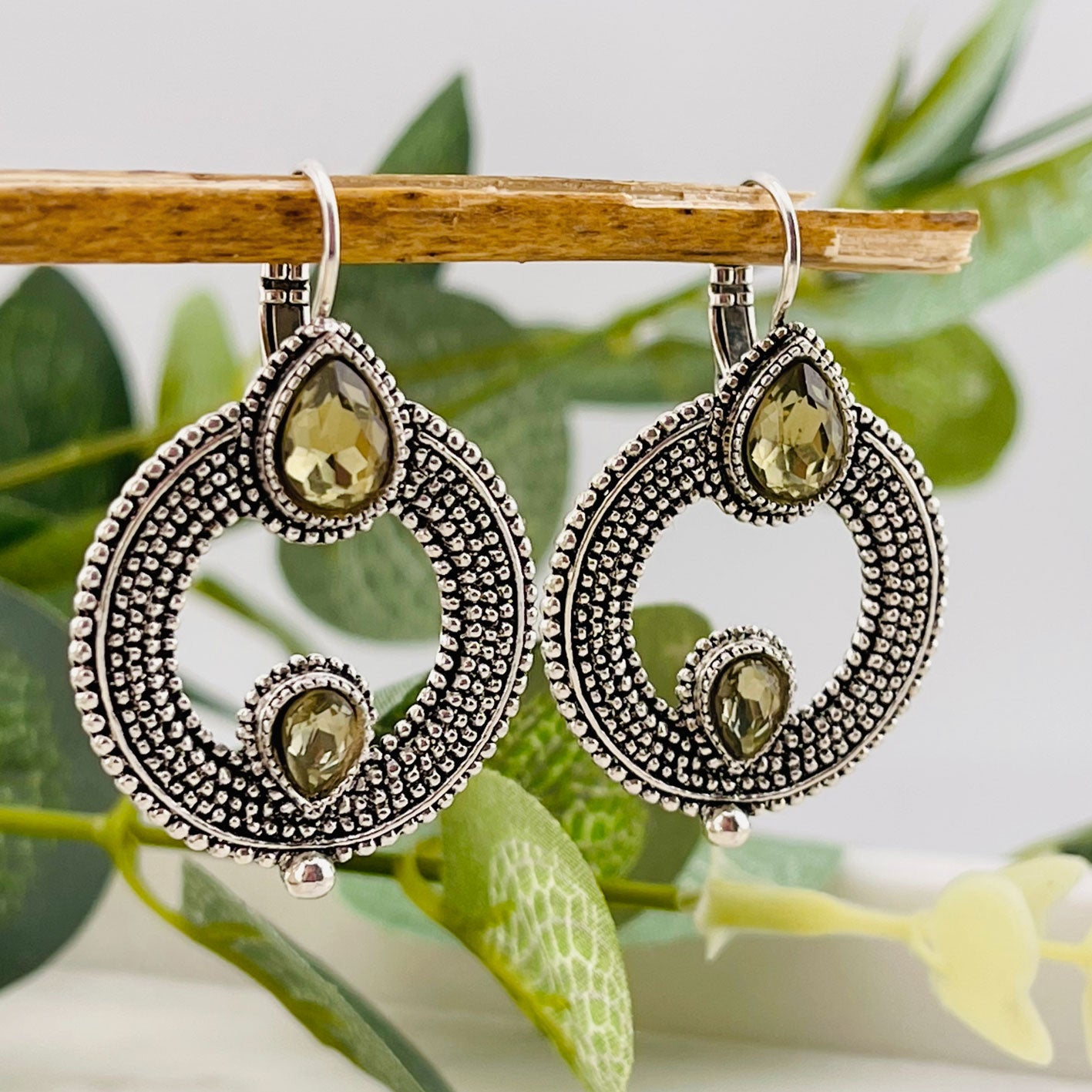 Boho Ohrhaenger Silber mit grünem Swarovski-Stein Ariane