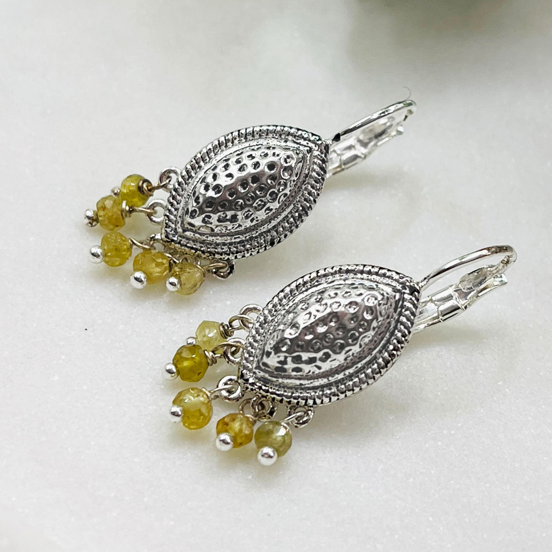 Boho Ohrringe Silber mit grünen Serpentin-Anhängern Pink Sand Coudrisse