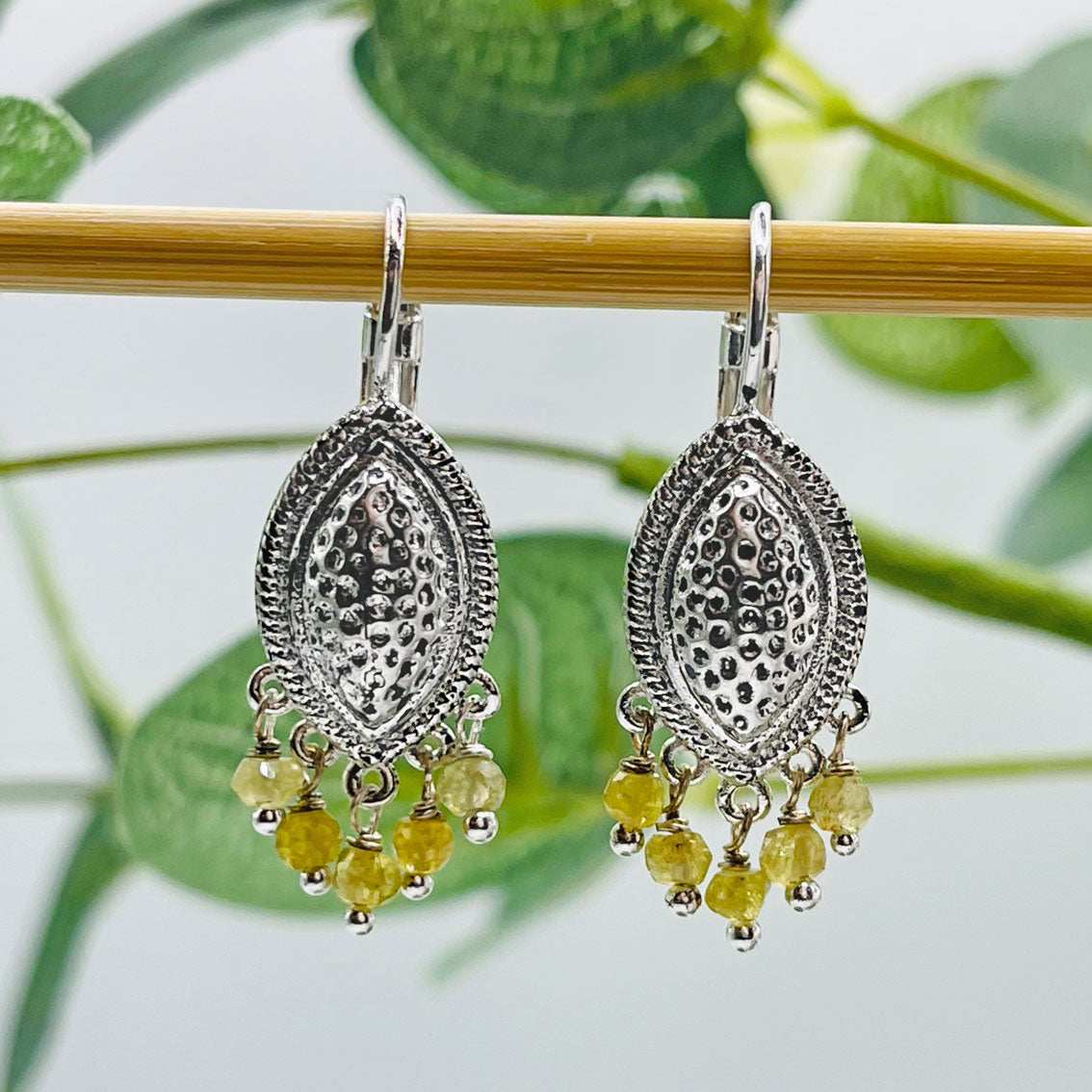 Boho Ohrringe Silber mit grünen Serpentin-Anhängern Pink Sand Coudrisse