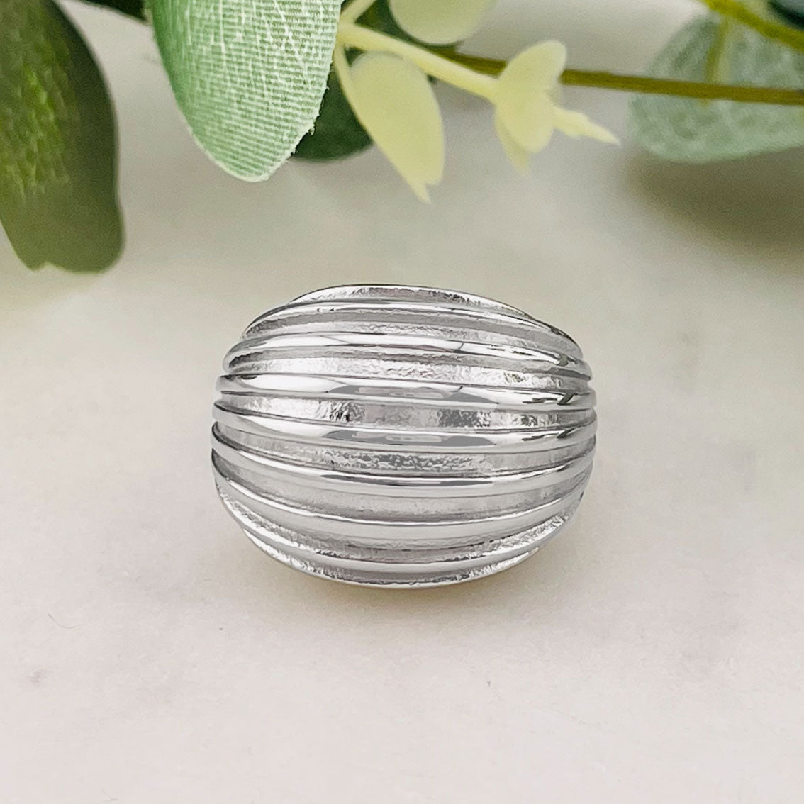 Breiter Silberring aus Edelstahl mit eingravierten Linien Bathilde