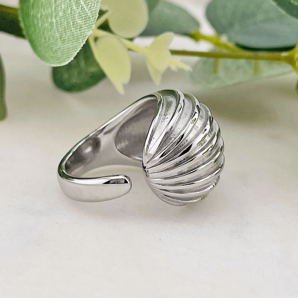 Breiter Silberring aus Edelstahl mit eingravierten Linien Bathilde