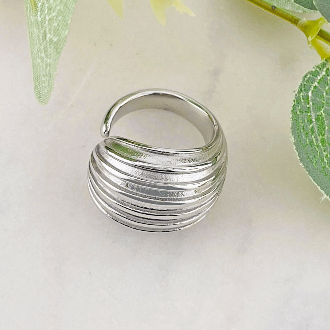 Breiter Silberring aus Edelstahl mit eingravierten Linien Bathilde