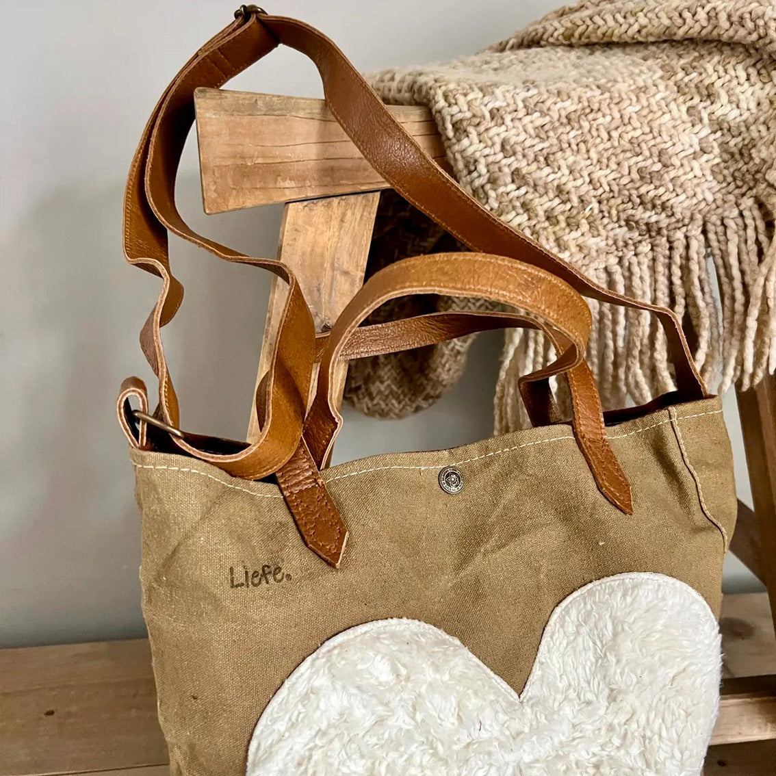Braune Baumwoll-Handtasche mit weissem Teddy-Herz Clover