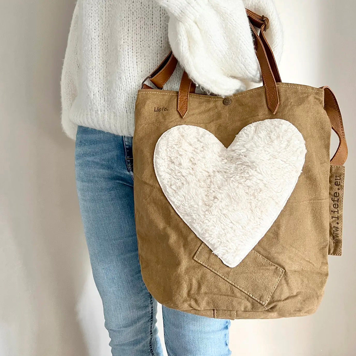 Braune Baumwoll-Handtasche mit weissem Teddy-Herz Clover