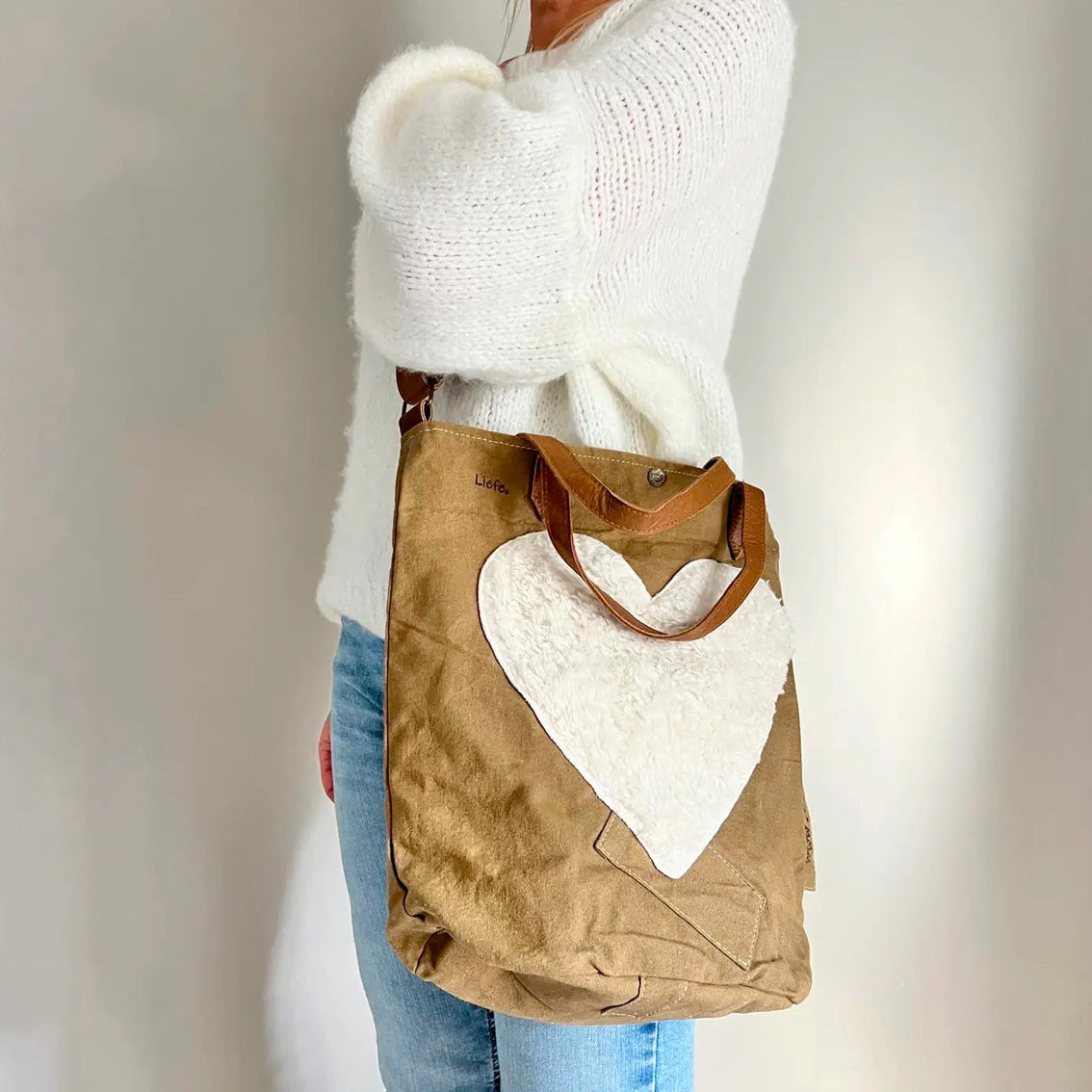 Braune Baumwoll-Handtasche mit weissem Teddy-Herz Clover