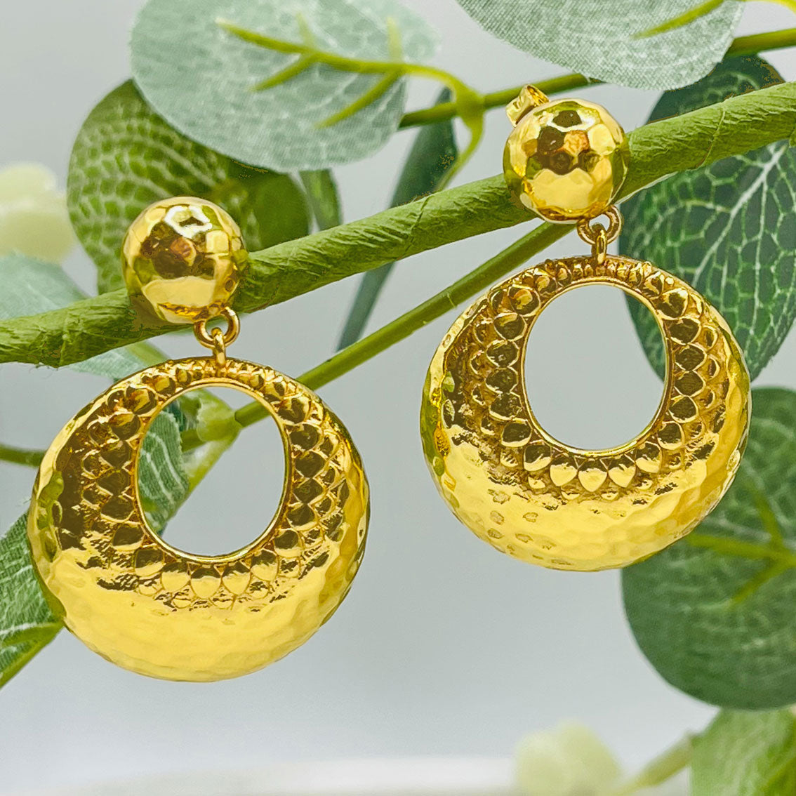 Designstarke Goldohrringe mit kreativer Textur Pink Sand Lacul