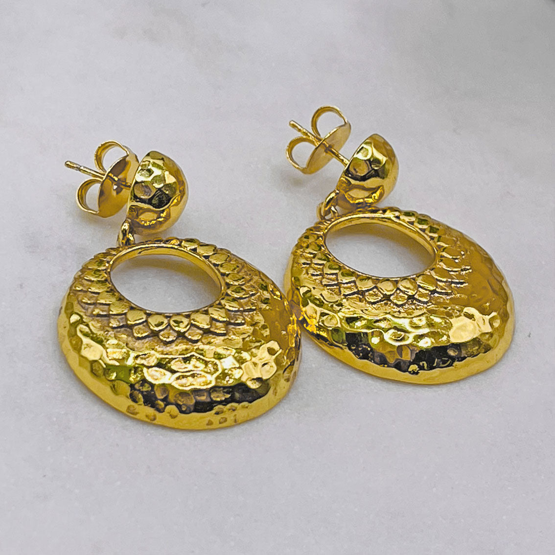 Designstarke Goldohrringe mit kreativer Textur Pink Sand Lacul