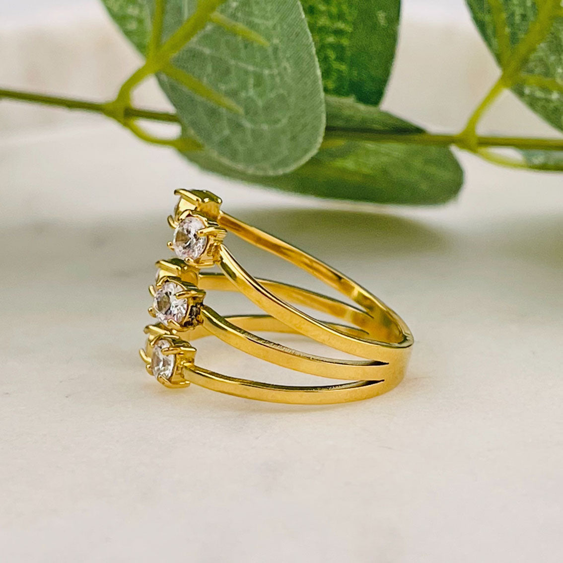 Dreistrahliger stylischer Goldring mit Strasssteinen Lamothe