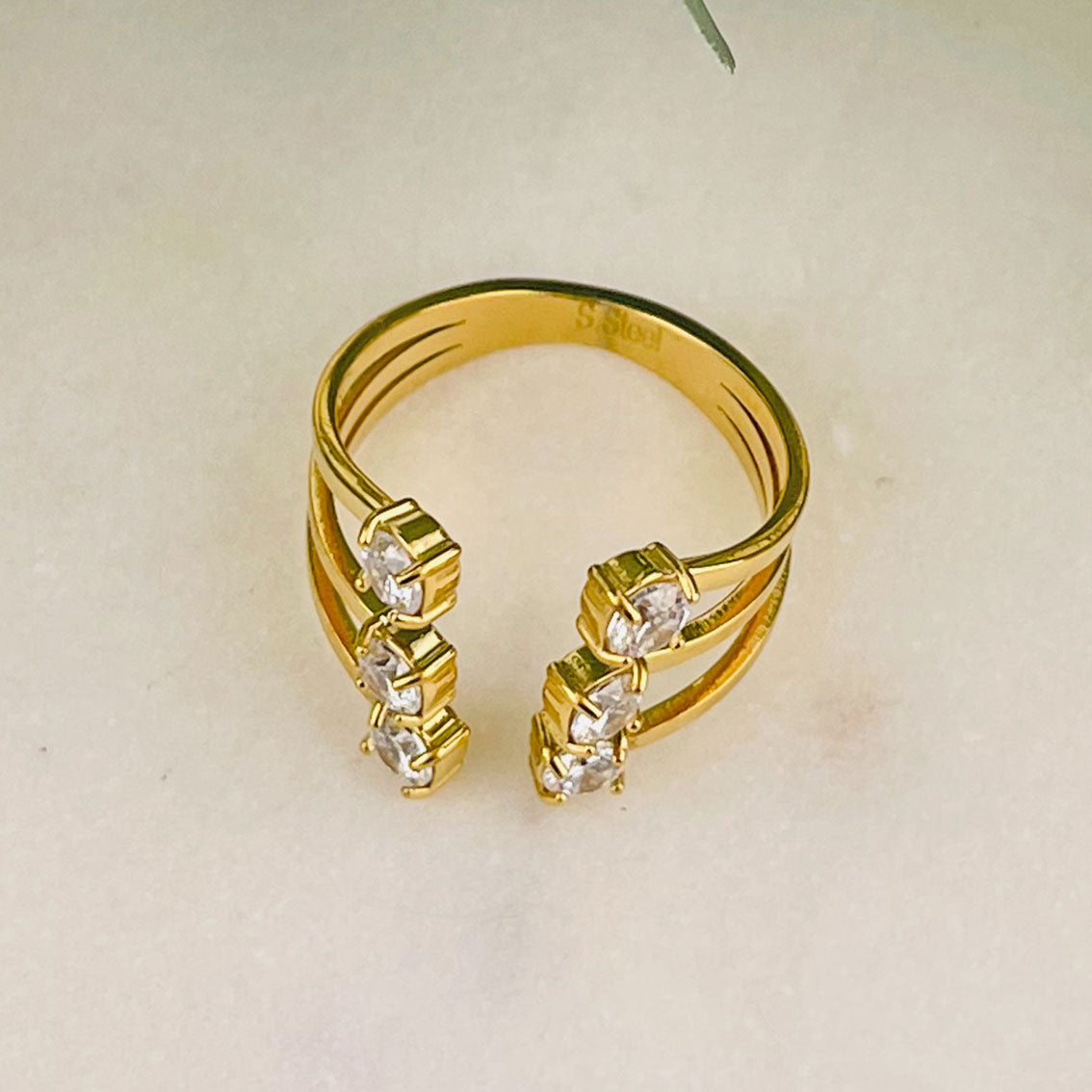 Dreistrahliger stylischer Goldring mit Strasssteinen Lamothe