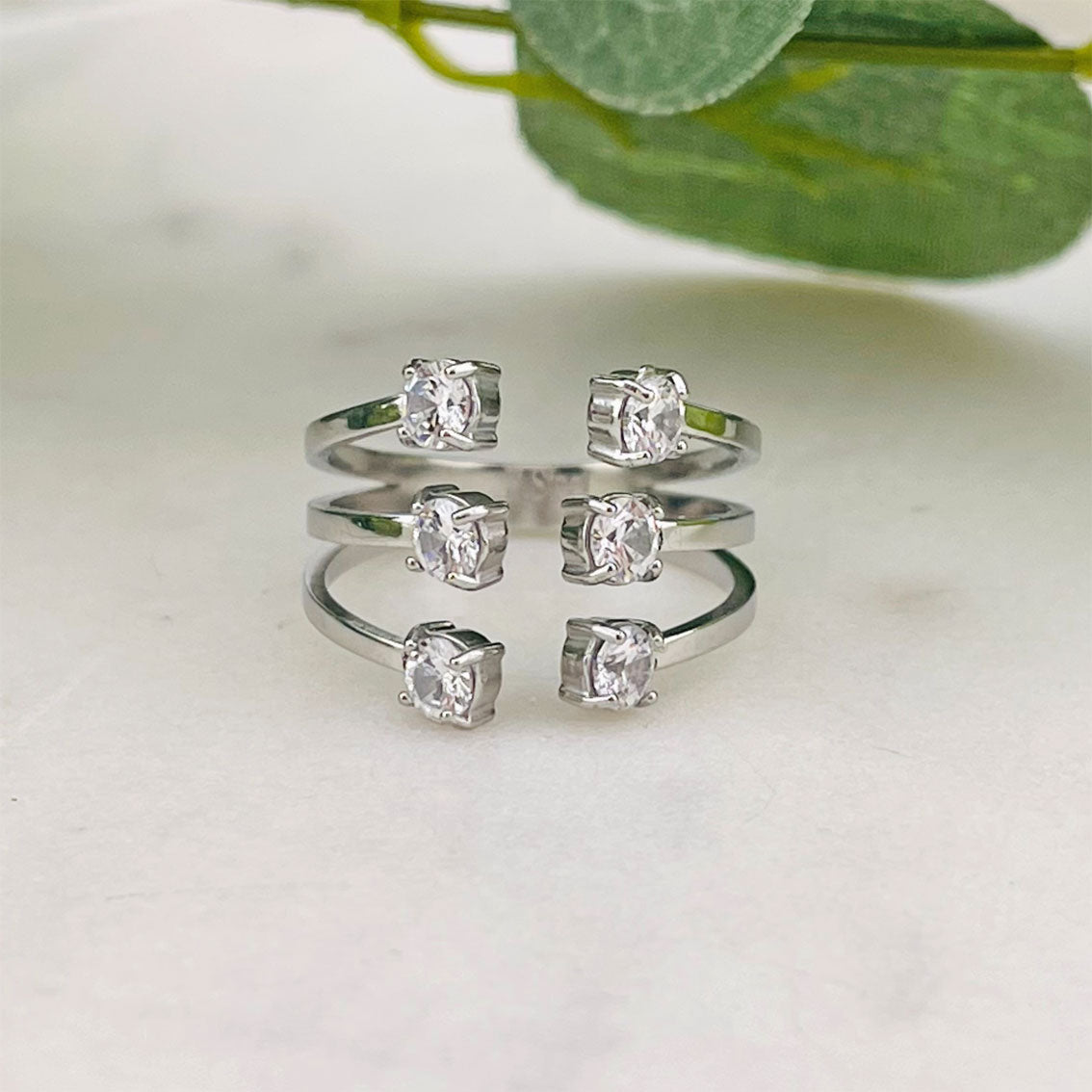 Dreistrahliger stylischer Silberring mit Strasssteinen Bradi