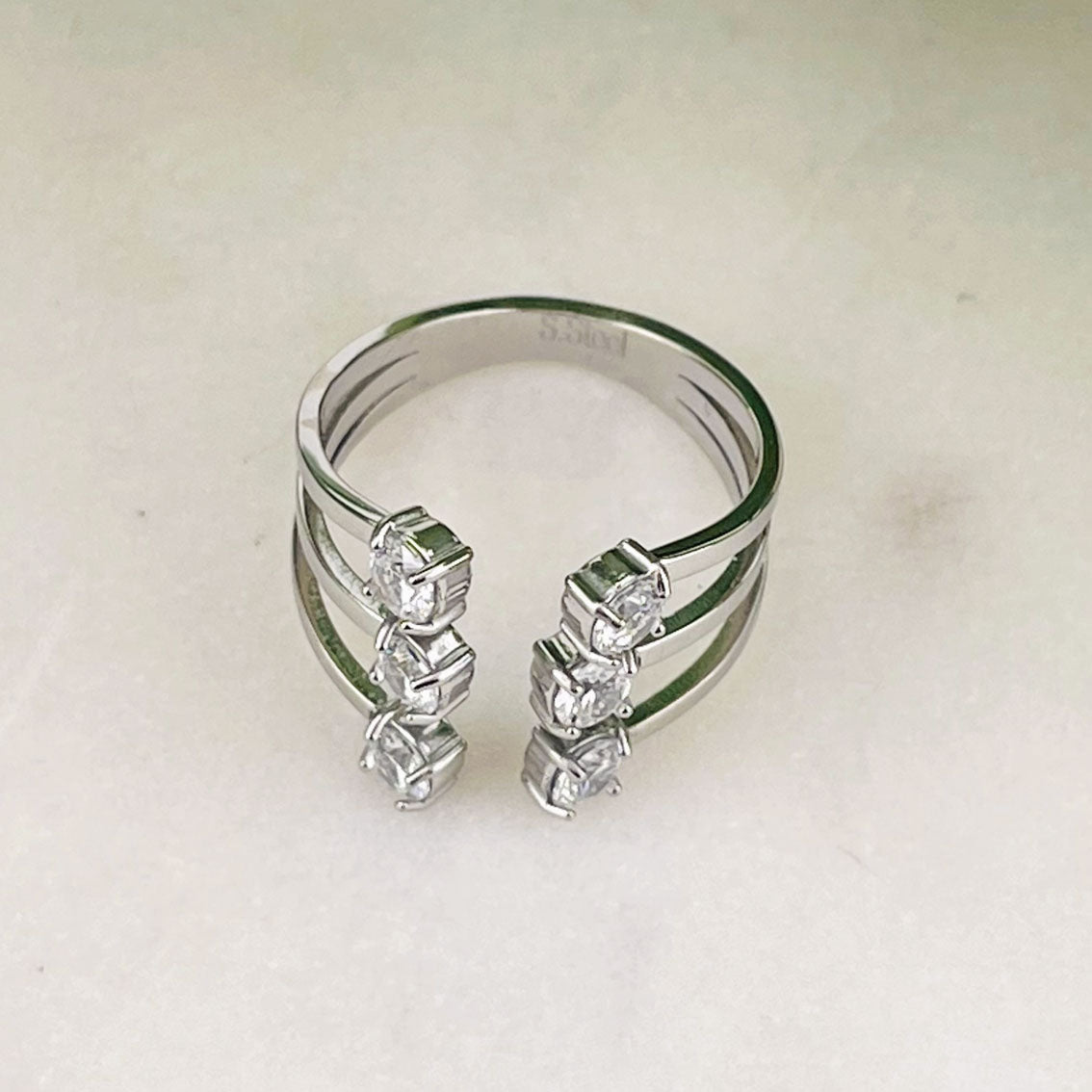 Dreistrahliger stylischer Silberring mit Strasssteinen Bradi