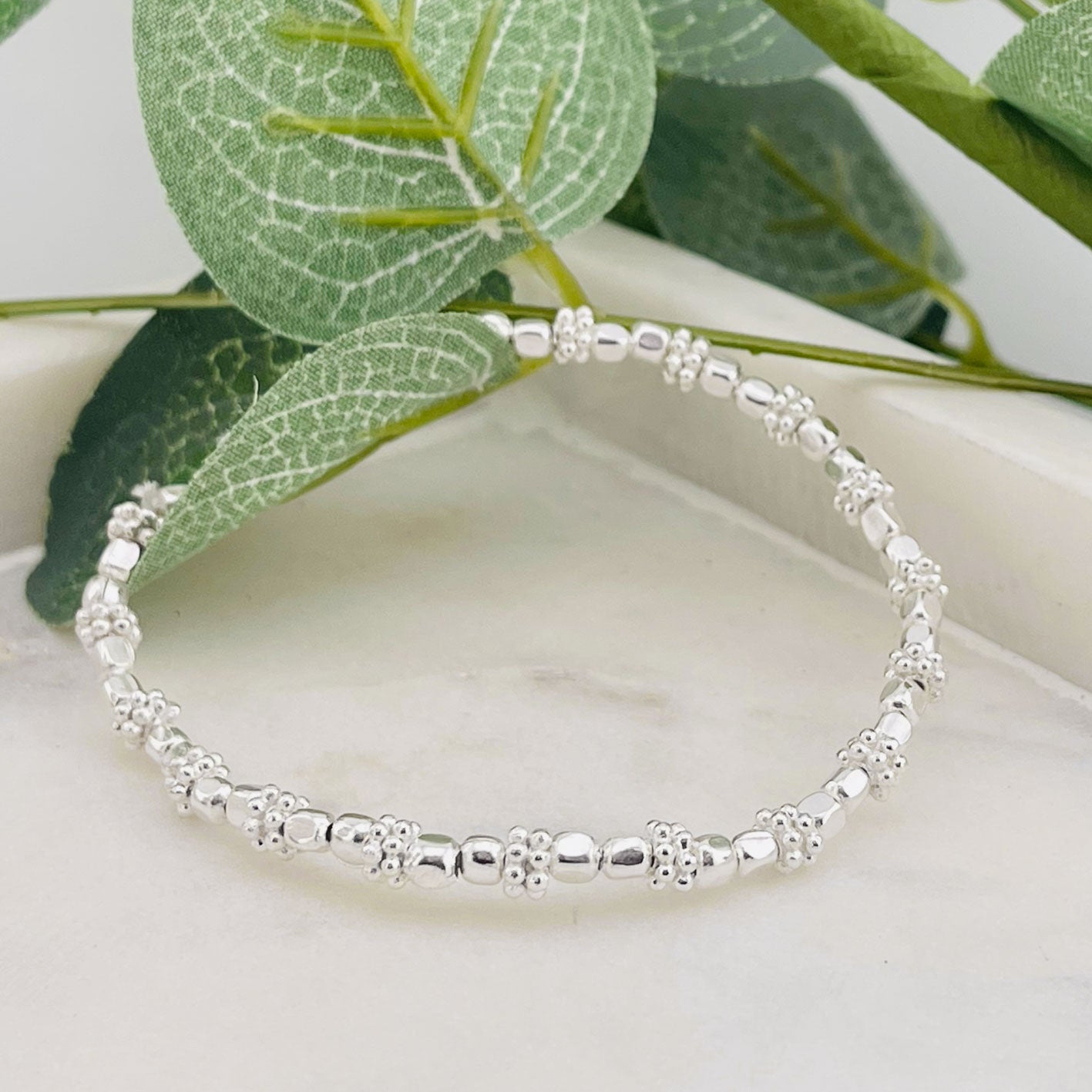 Elastische Armkette Silber-Perlen und Charms Viby