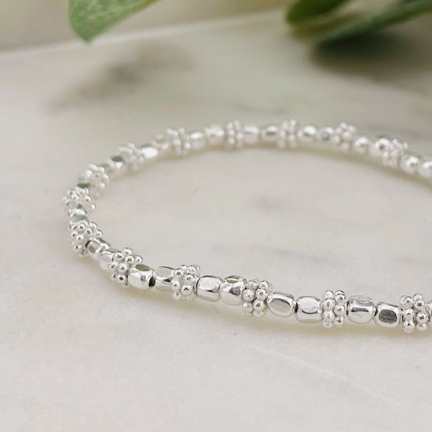 Elastische Armkette Silber-Perlen und Charms Viby