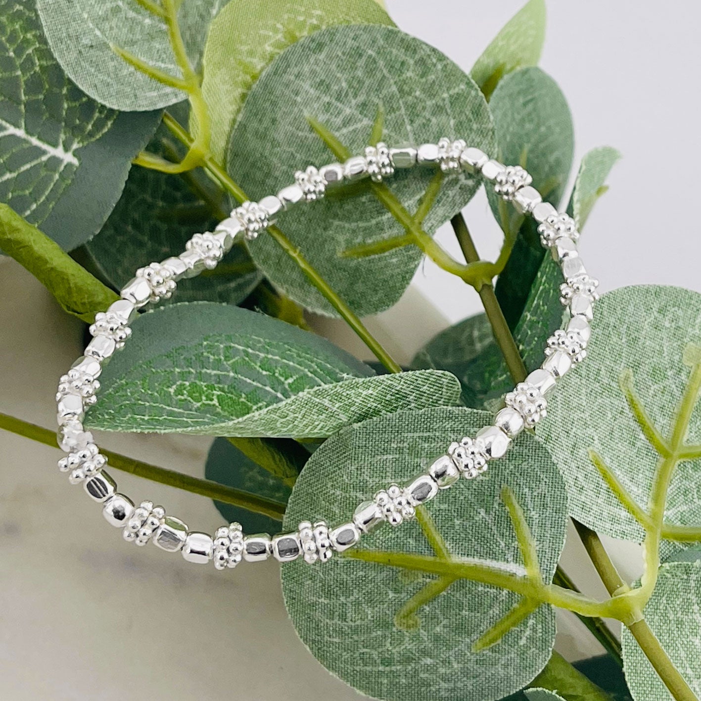Elastische Armkette Silber-Perlen und Charms Viby
