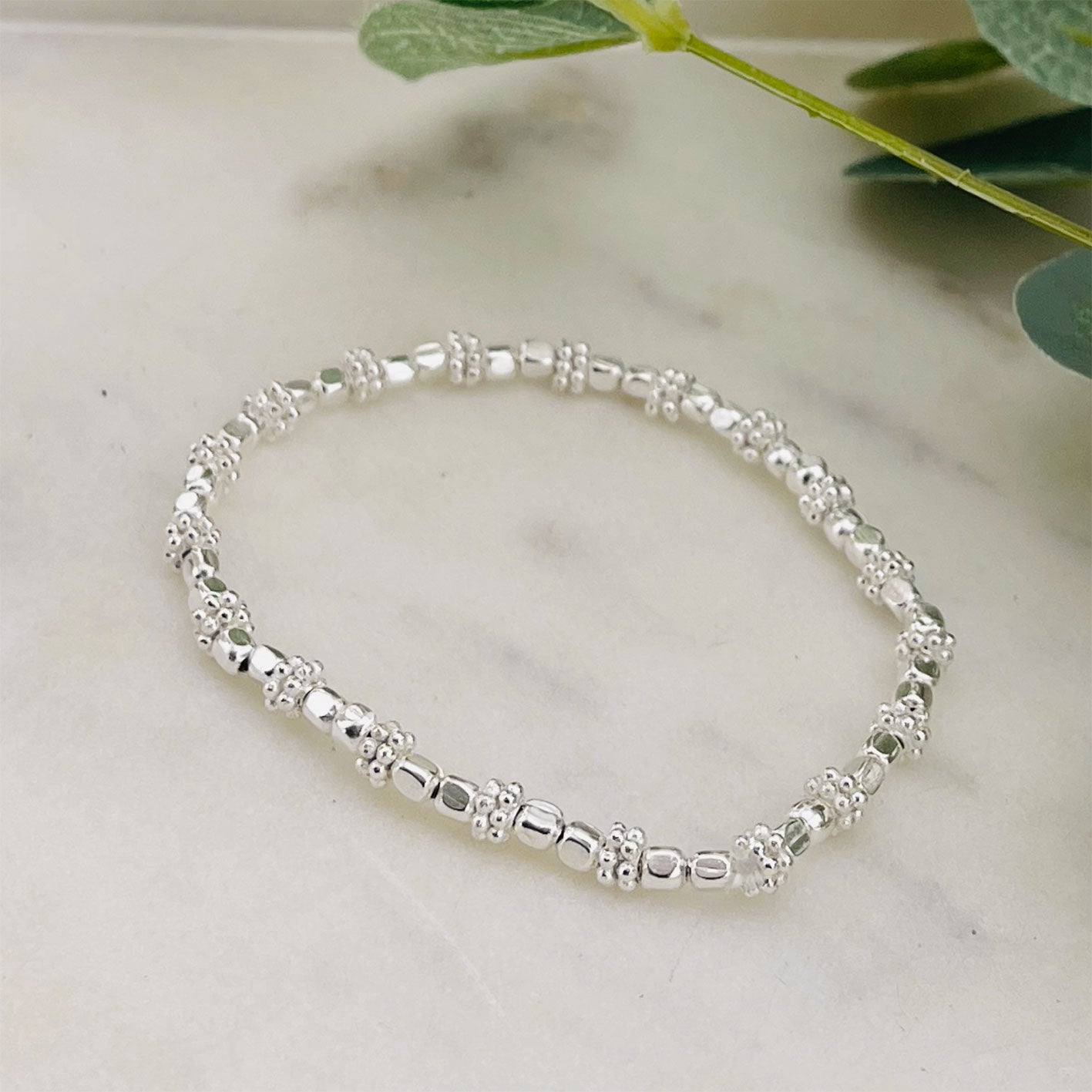 Elastische Armkette Silber-Perlen und Charms Viby