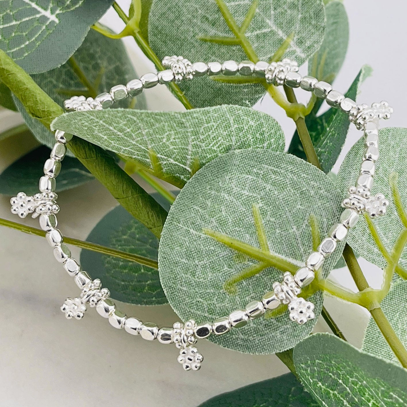 Elastische silberne Armkette mit Perlen und Charms-Anhängern Sely
