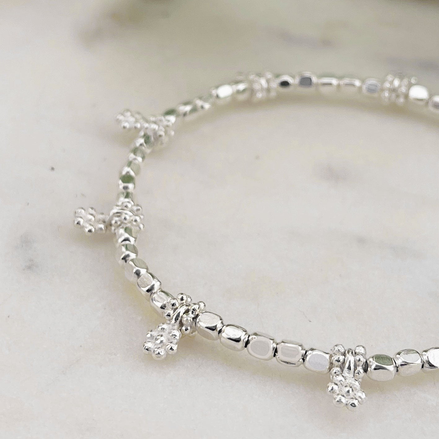 Elastische silberne Armkette mit Perlen und Charms-Anhängern Sely