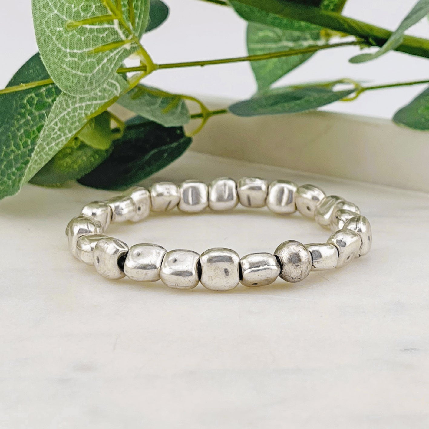 Elastisches Armband mit grossen Silberperlen Kiana