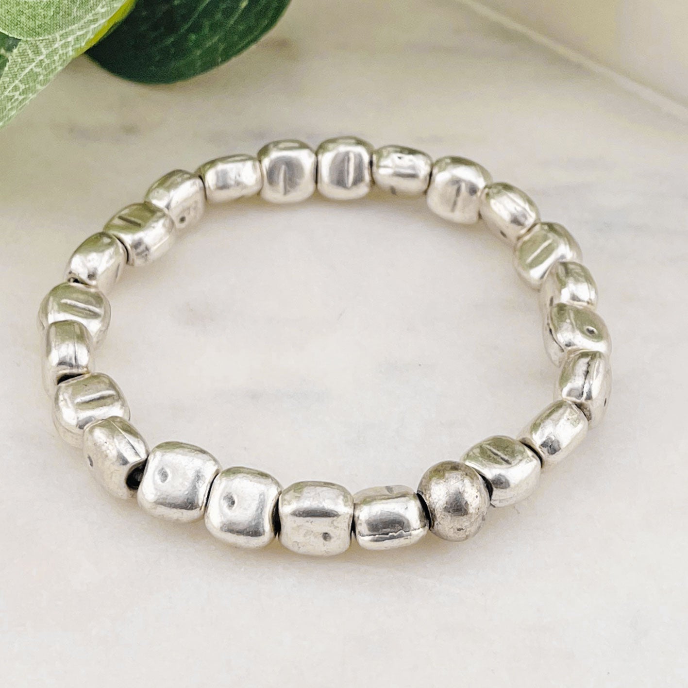 Elastisches Armband mit grossen Silberperlen Kiana