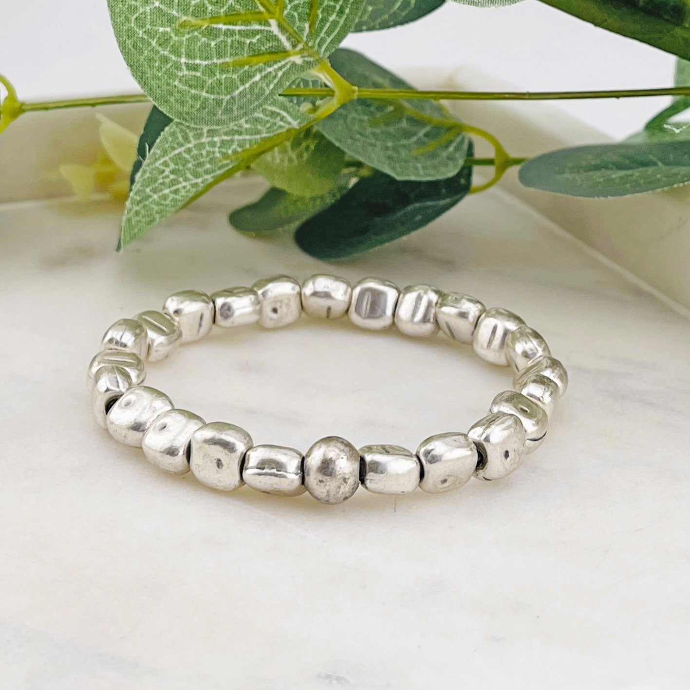 Elastisches Armband mit grossen Silberperlen Kiana