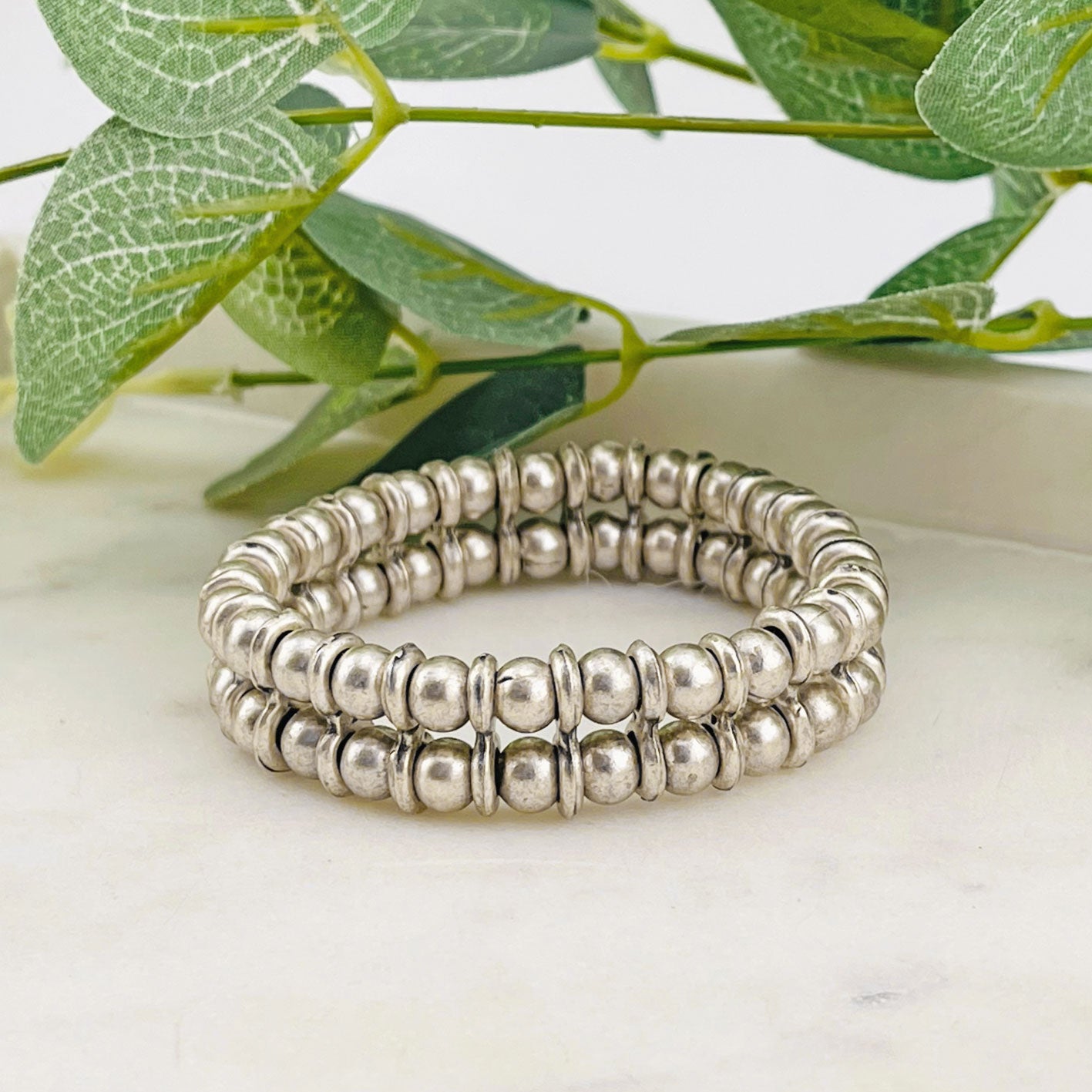 Elastisches Boho-Armband aus Silberperlen Kora