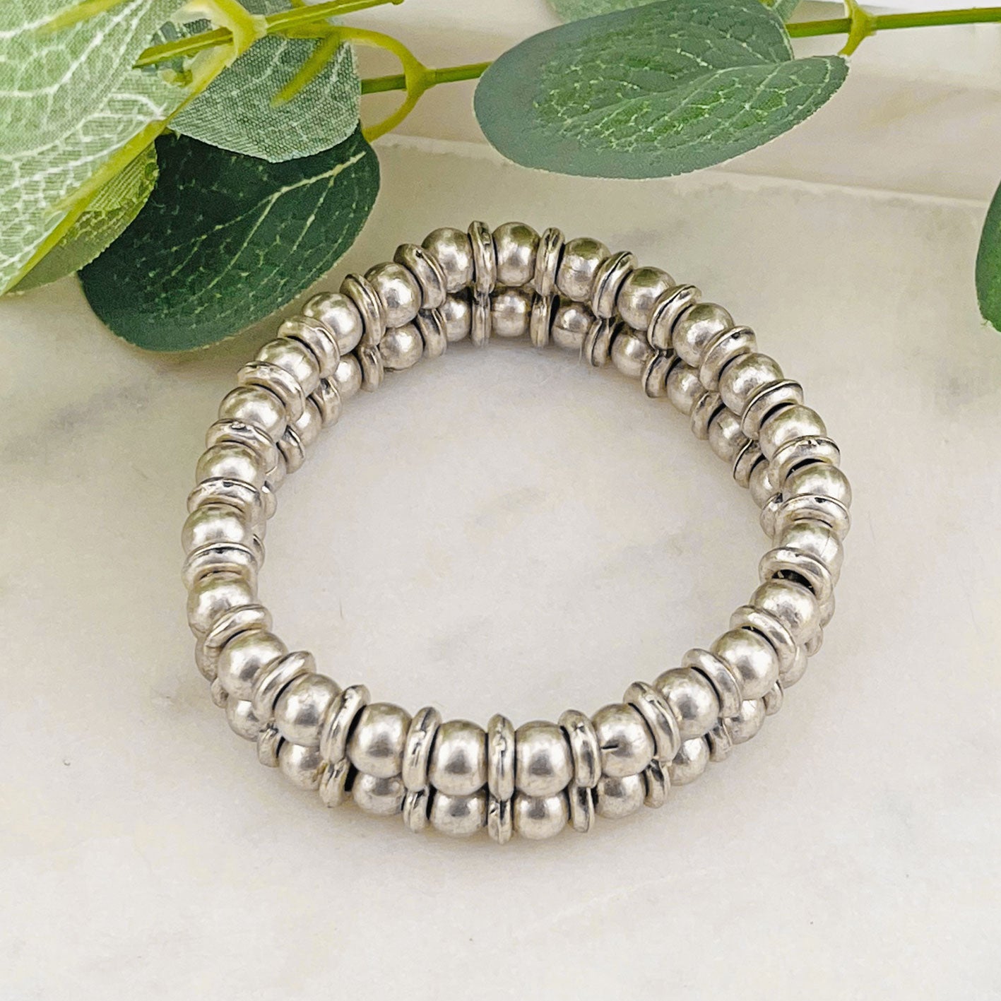 Elastisches Boho-Armband aus Silberperlen Kora