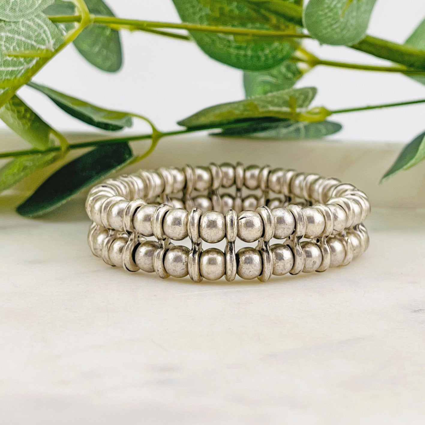 Elastisches Boho-Armband aus Silberperlen Kora