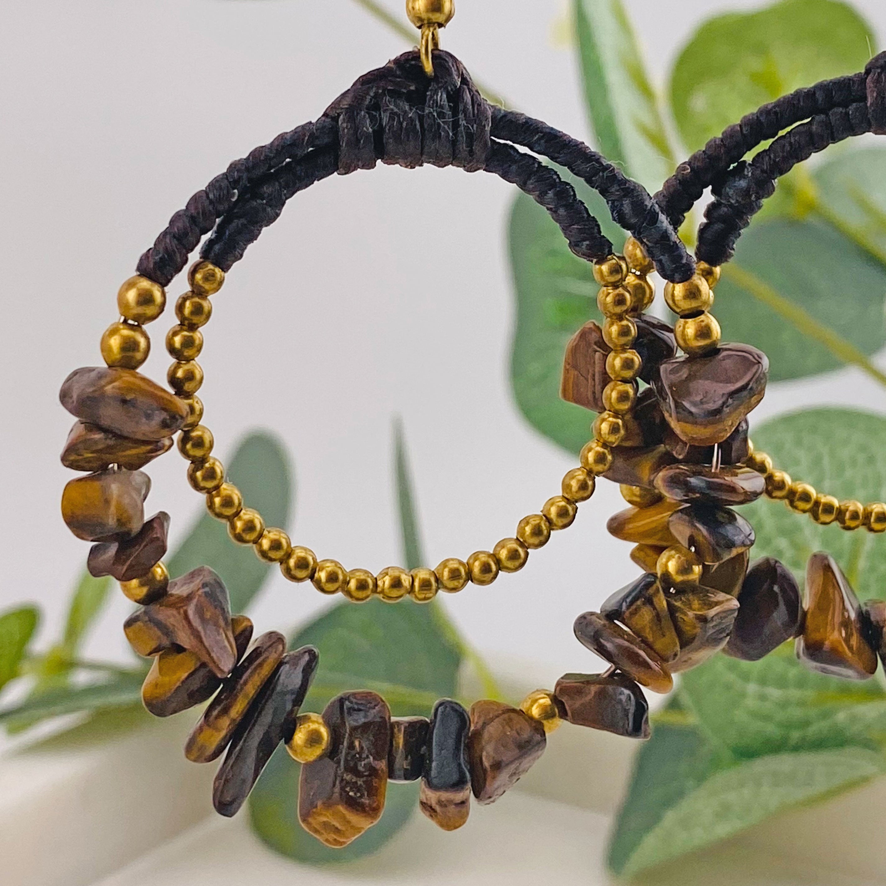 Stilvolle Ohrhänger mit braunen Tigeraugen und Goldperlen Akame