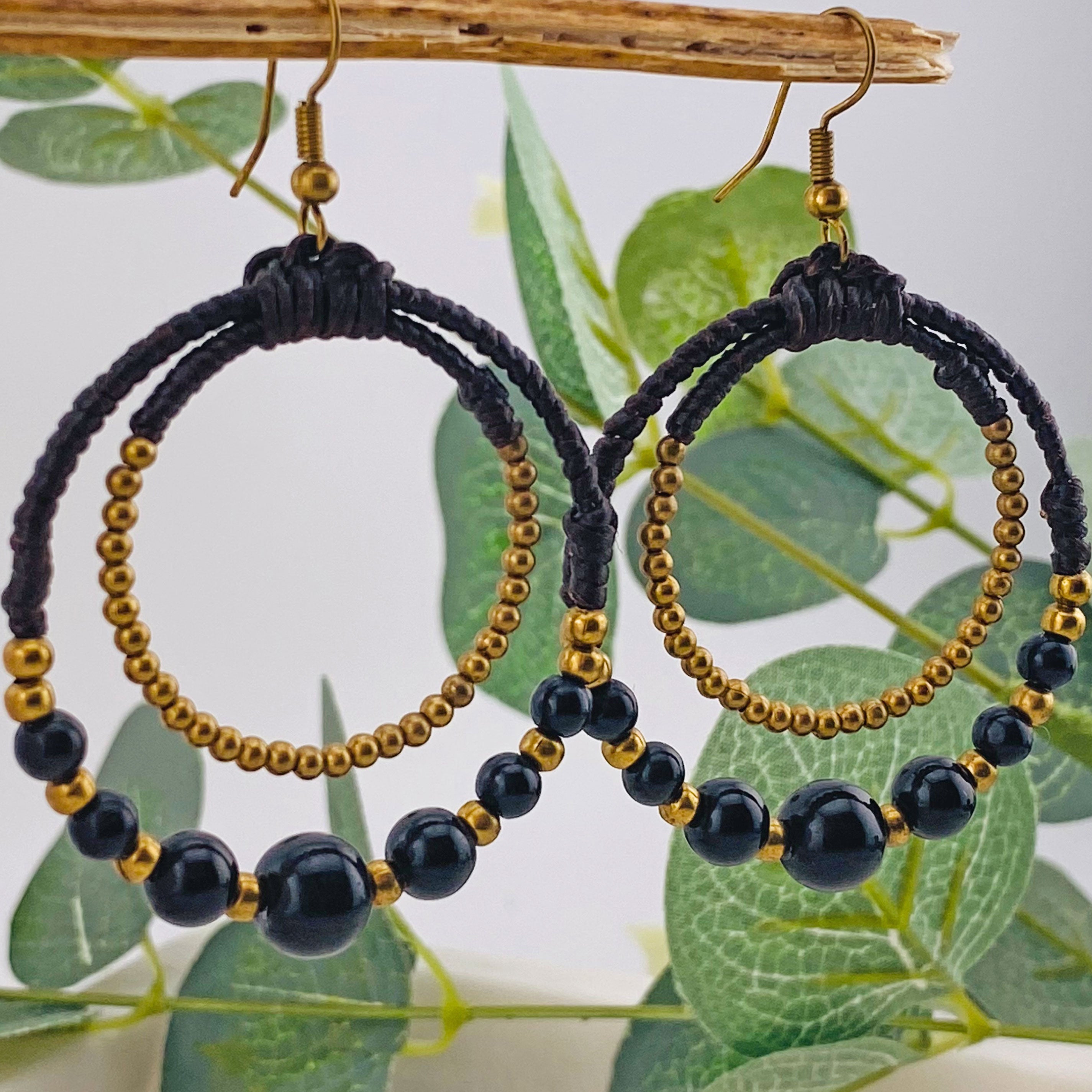 Elegante Ohrhänger mit Gold- und schwarzen Perlen Namida