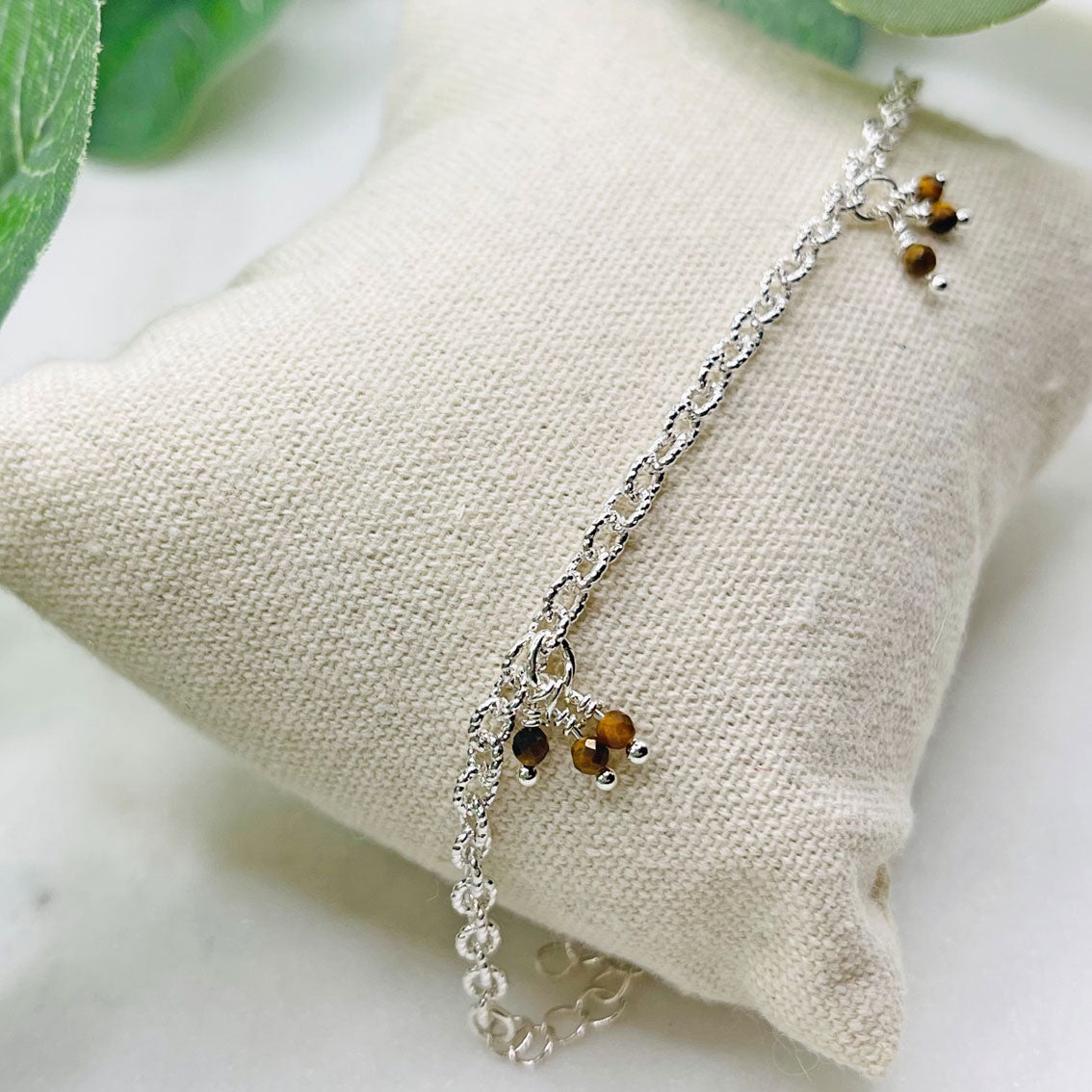 Feine Armkette in Silber mit Tigerauge-Anhängern Bairo Luisant