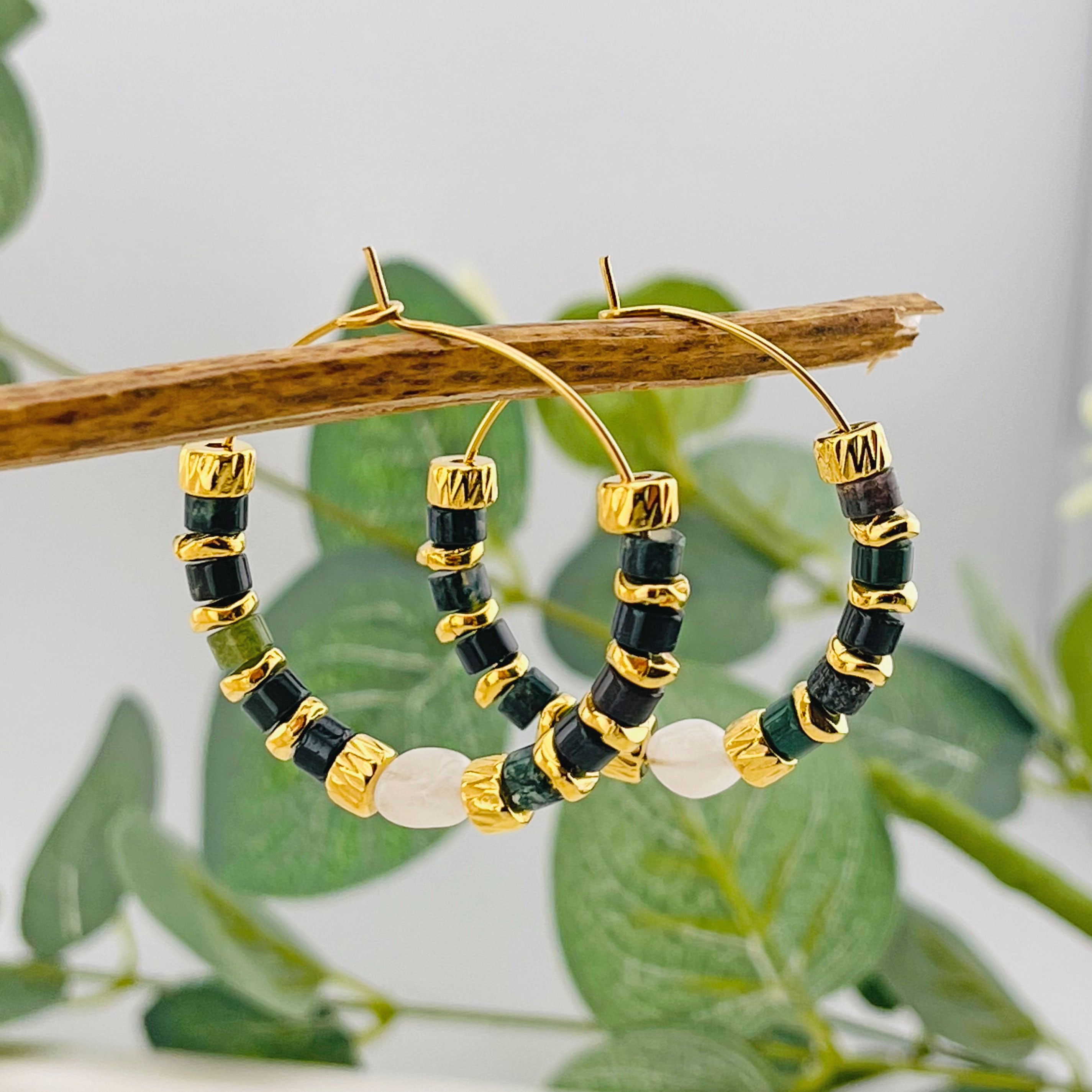 Feine Goldcreolen mit grünen und goldenen Krallen Hani