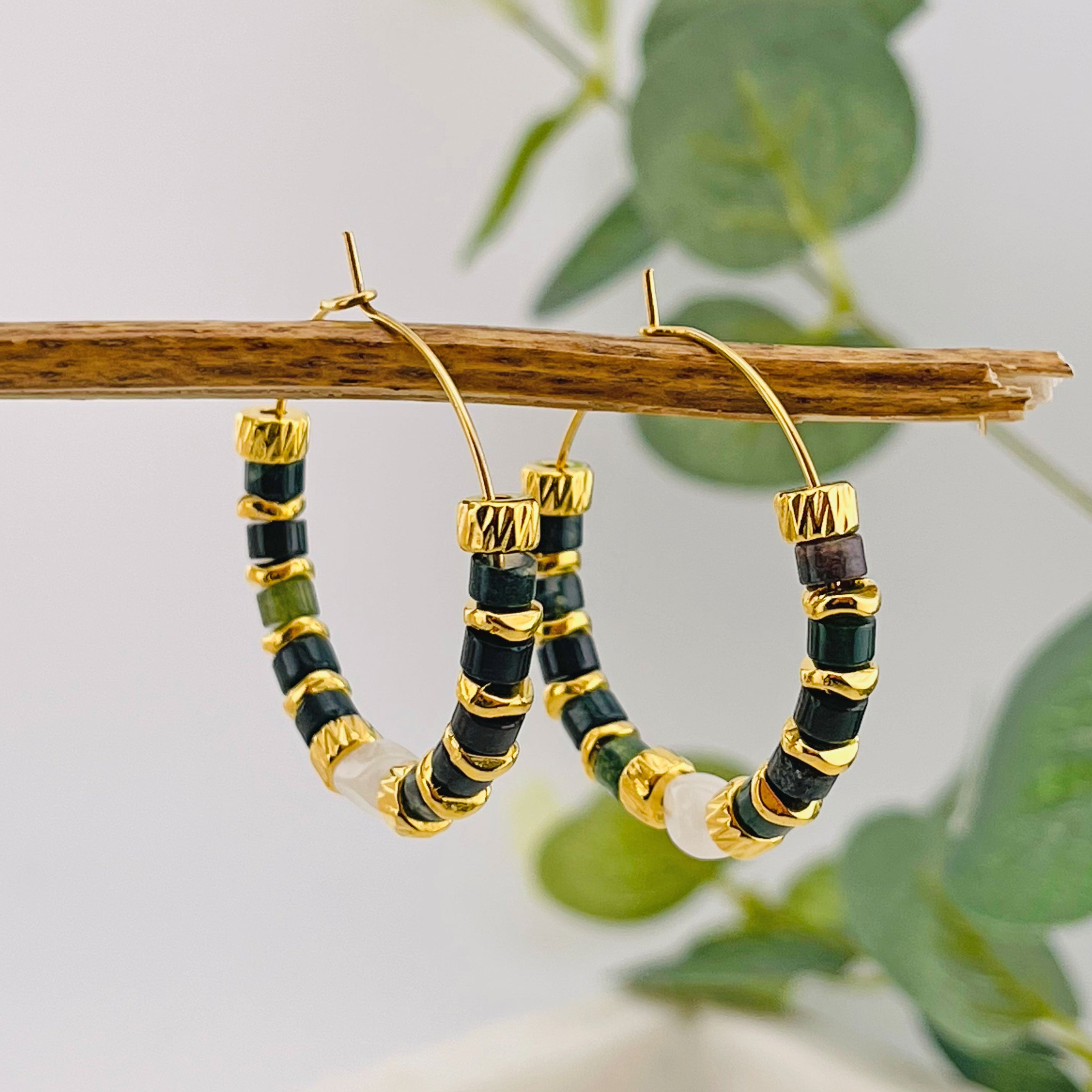 Feine Goldcreolen mit grünen und goldenen Krallen Hani