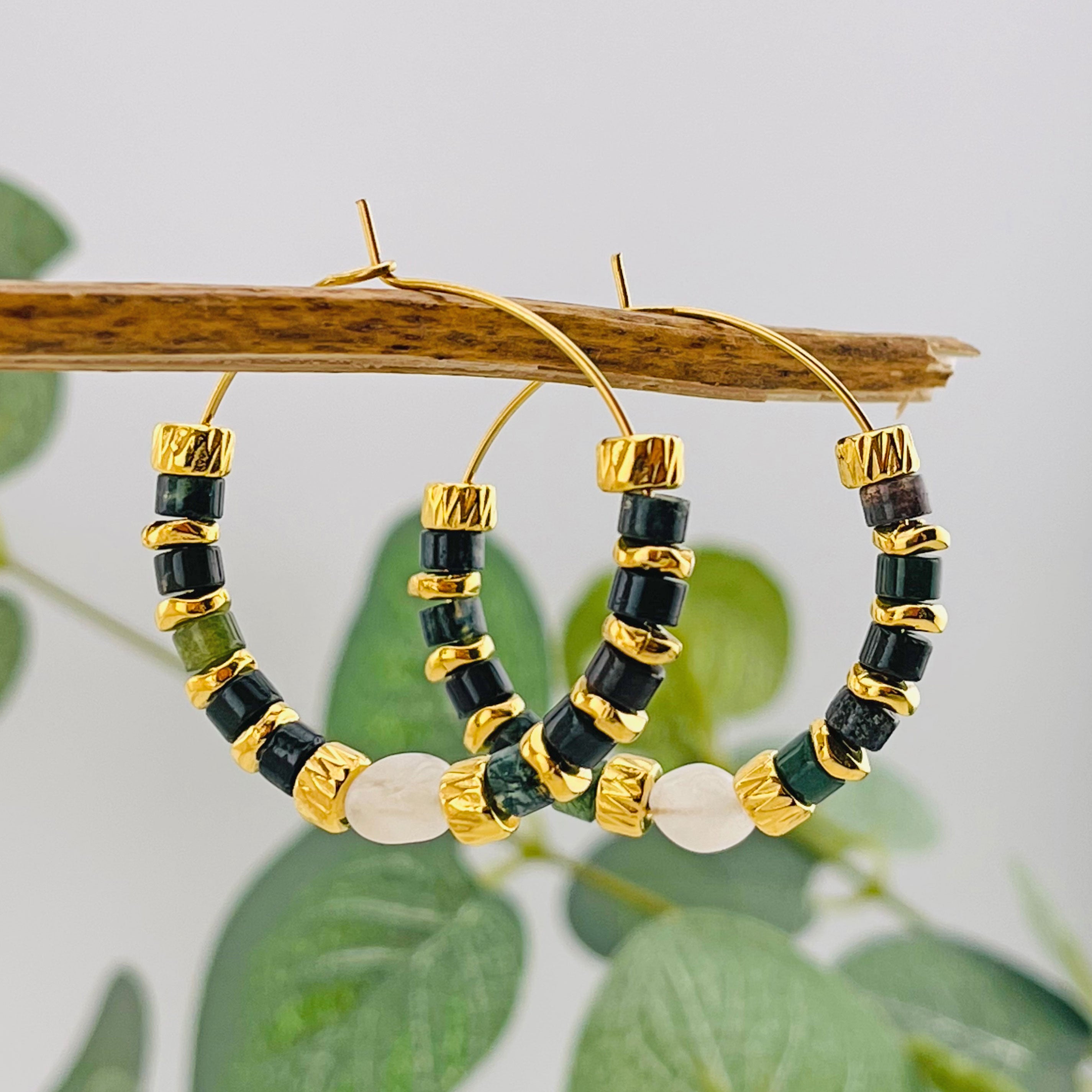 Feine Goldcreolen mit grünen und goldenen Krallen Hani