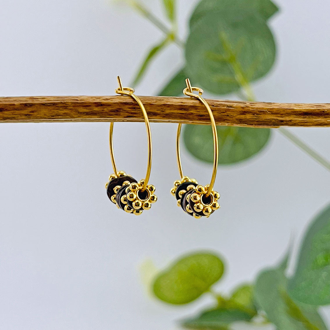 Feine Goldcreolen mit Charms und Muschelperlen Juva