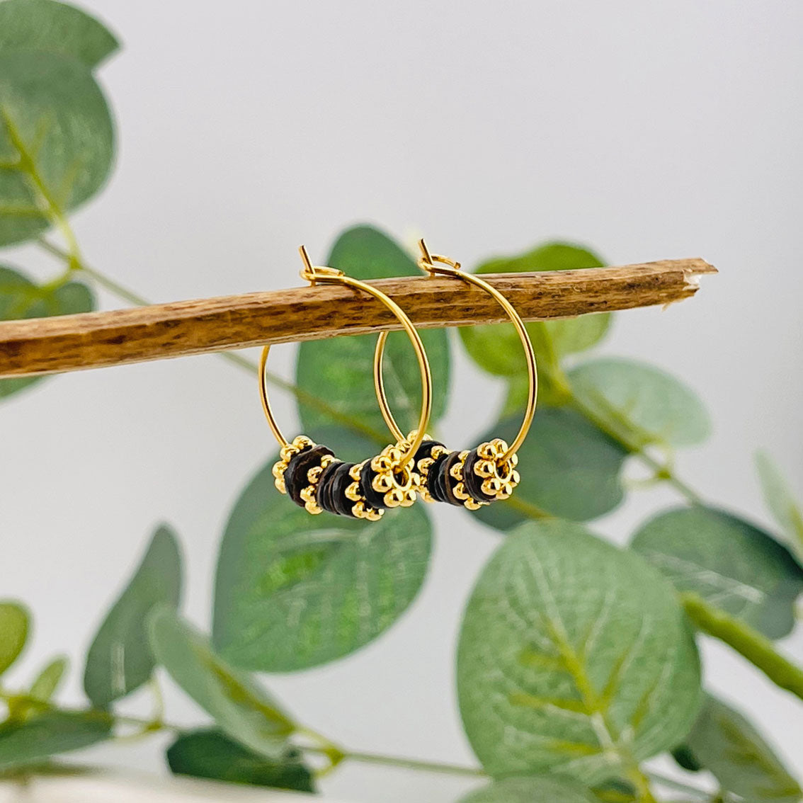 Feine Goldcreolen mit Charms und Muschelperlen Juva