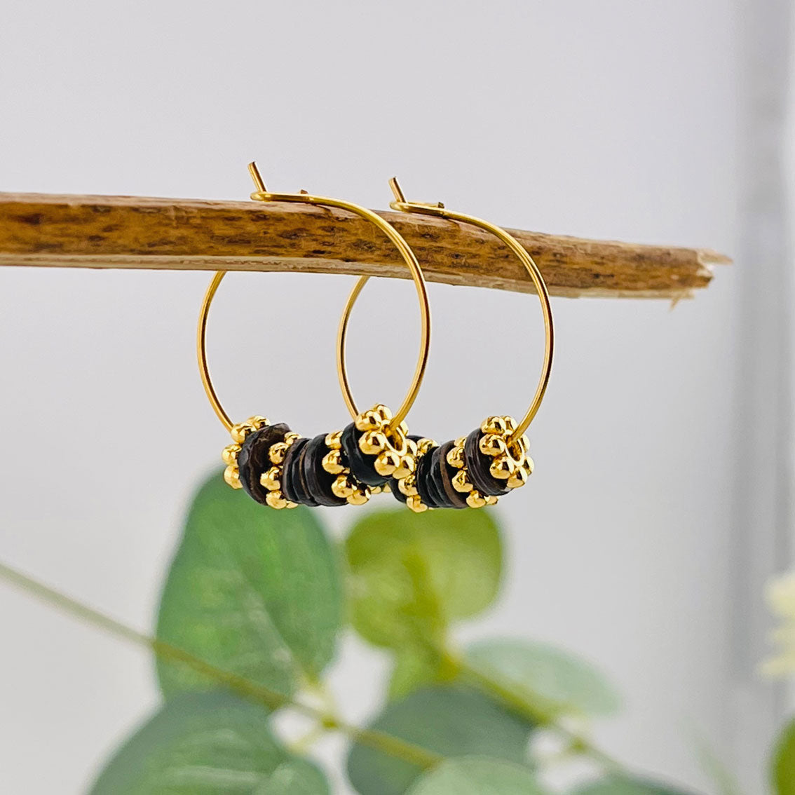Feine Goldcreolen mit Charms und Muschelperlen Juva