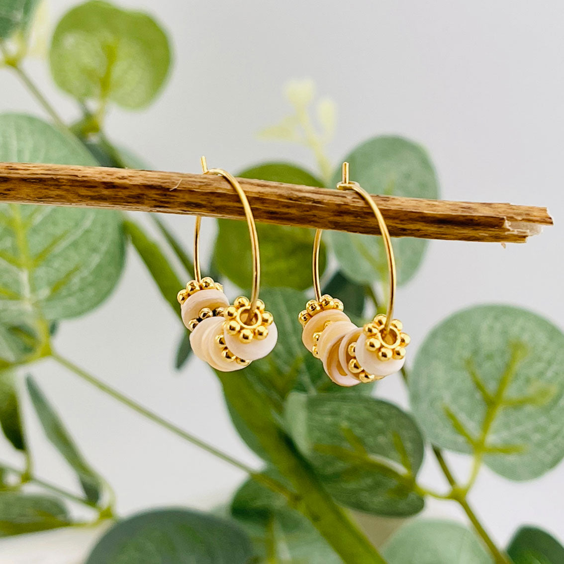 Feine Goldcreolen mit Charms und apricot Muschelperlen Java