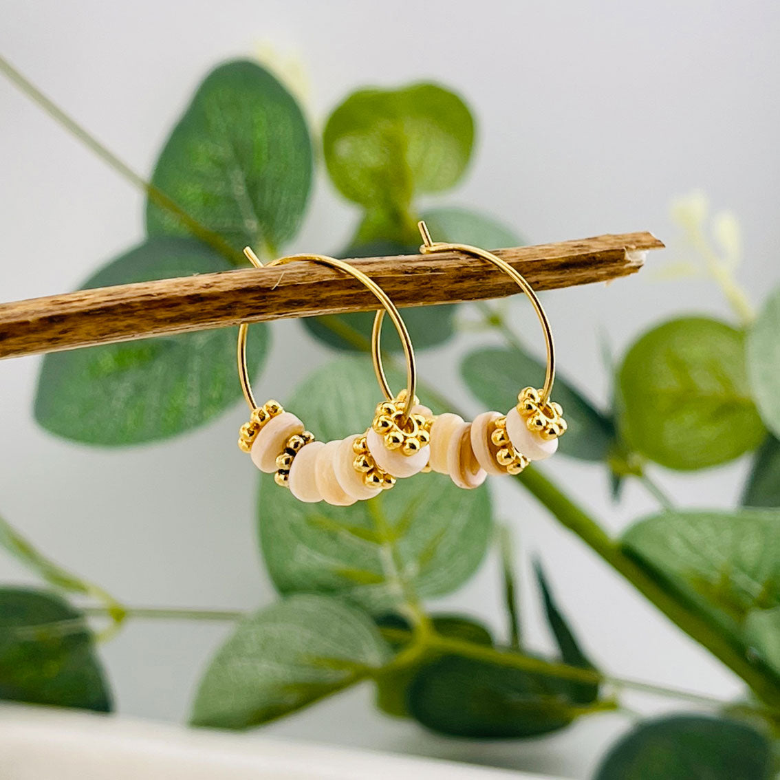 Feine Goldcreolen mit Charms und apricot Muschelperlen Java