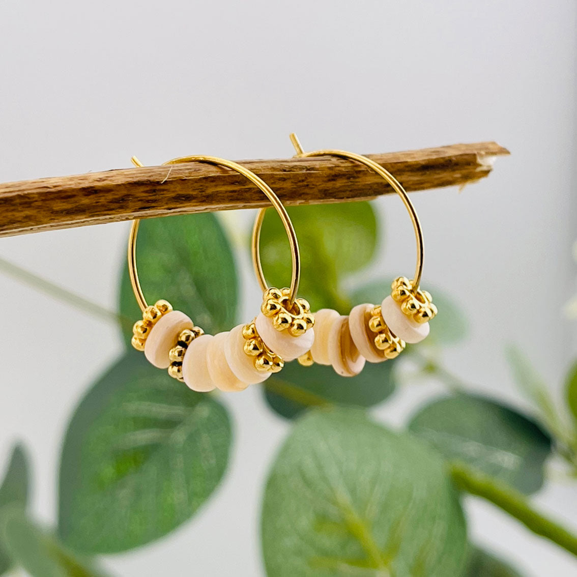 Feine Goldcreolen mit Charms und apricot Muschelperlen Java