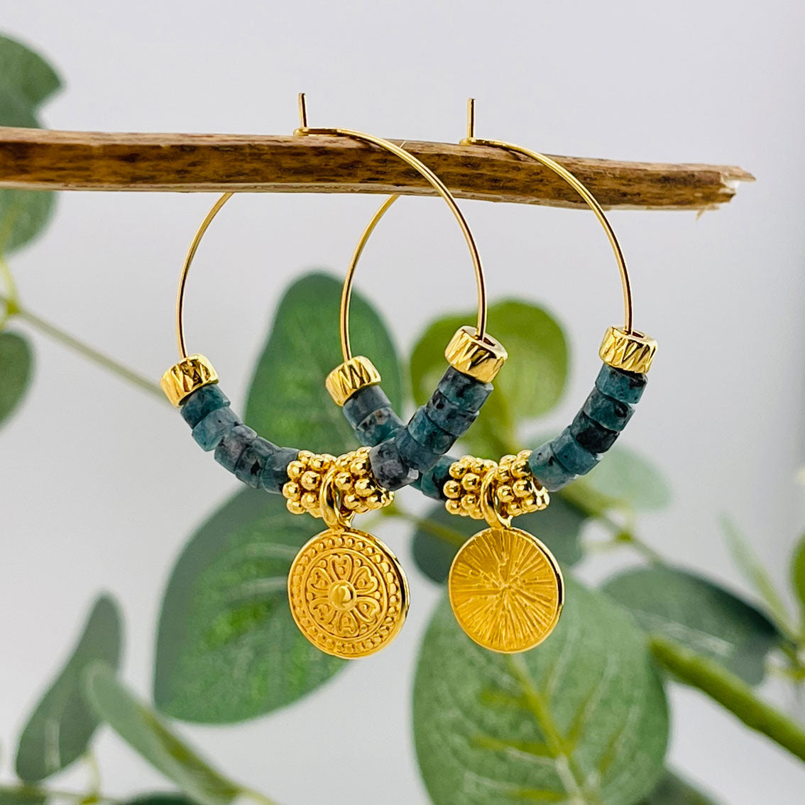 Feine Goldcreolen mit Charms und türkis Krallen Aditi