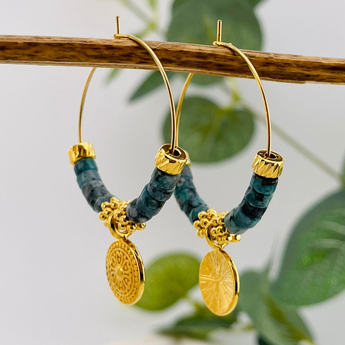 Feine Goldcreolen mit Charms und türkis Krallen Aditi