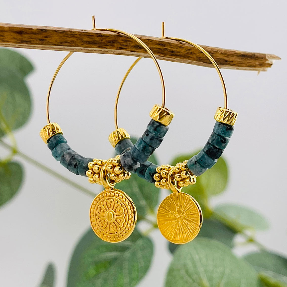 Feine Goldcreolen mit Charms und türkis Krallen Aditi